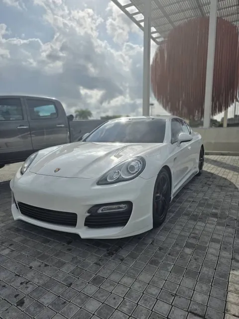Porsche Panamera .