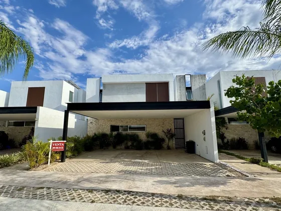 Residencia En Venta De 4 Recámaras En La Privada El Origen