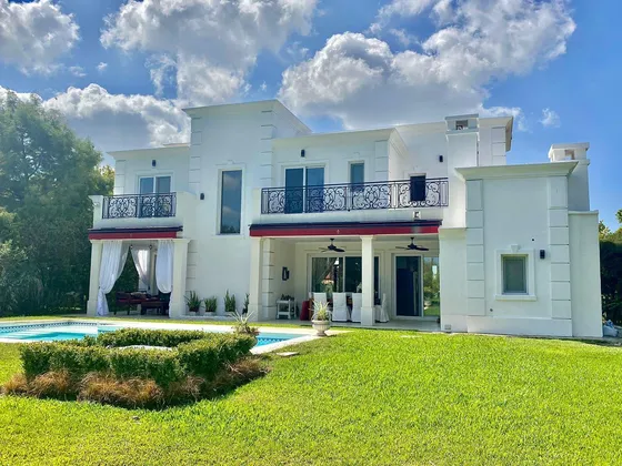 Casa De Estilo Francés A La Venta En Barrio Los Castores Nordelta Con Vista Al Lago Central