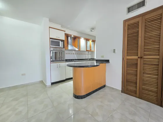Apartamento En El C.r Alejandra A Pocos Metros De Playa Mansa Lecheria.