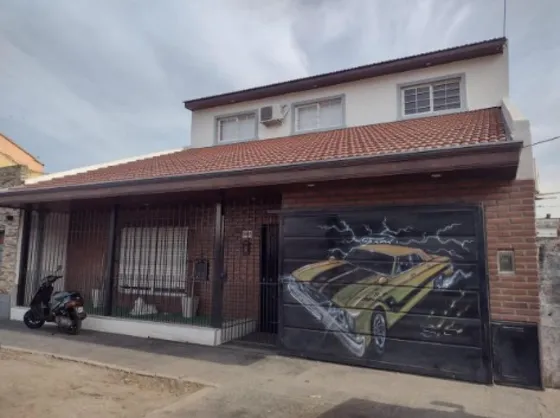 Casa En Venta - 3 Dormitorios 1 Baño - Cochera - 350mts2 - Quilmes