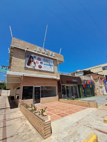 Local Piso 1 Con Amplia Terraza En La Av. Principal De Lecheria, C.c Eseve