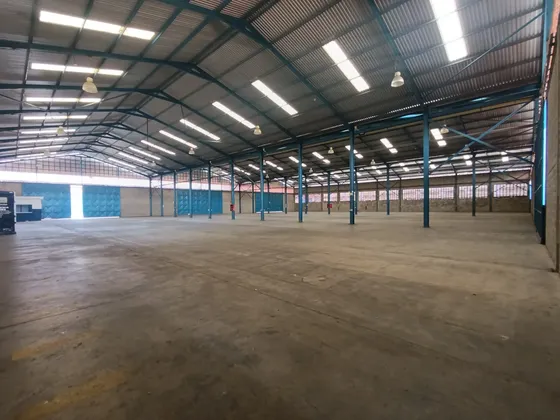 Galpón En Alquiler En Paraparal Los Guayos 3000m2de Almacén 5 Portones De Acceso Con Altura De 6 Metros