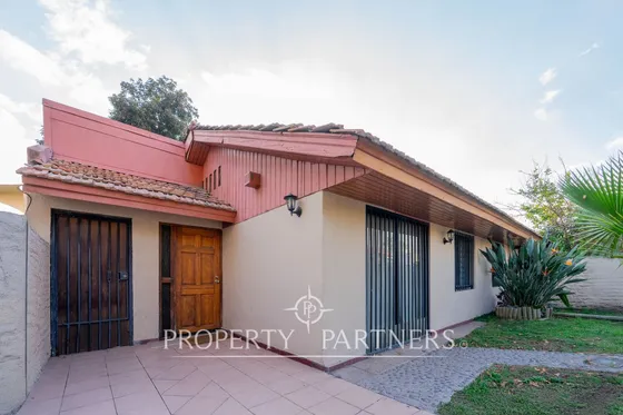 Casa Con Buen Terreno En Tranquilo Barrio De Las C...