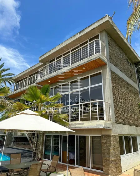 En Venta Amplia Casa En La Urbanización Las Lomas En Playa Moreno. Pampatar.