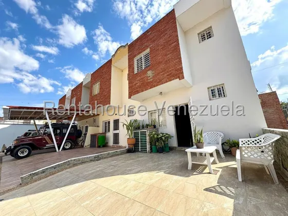 Maritza Lucena Vende Esta Moderna Y Encantadora Casa Duplex En Conjunto Cerrado Cabudare. Ambiente De Comodidad Y Estilo, Amplia Sala, Cocina Moderna, Tanque Subterráneo, Área De Lavandería.