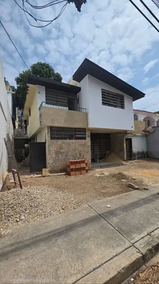Casa Comercial En Alquiler: Urb. Campo Alegre - Valencia