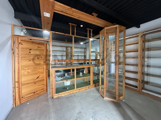 Local Comercial En La Vía Alterna Con Barrio Sucre De Barcelona.