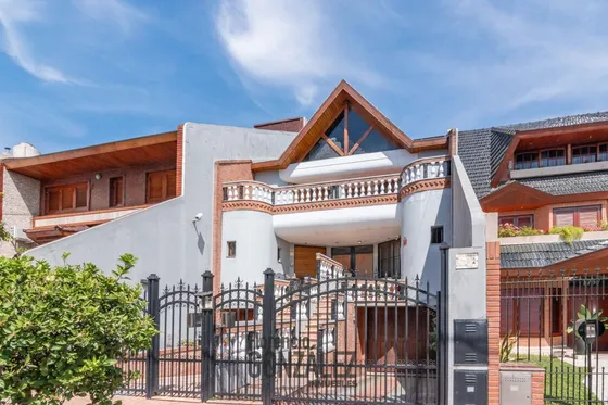 Venta Casa 4 Amb En Mataderos Barrio Naon