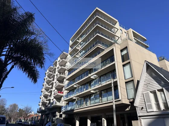 Impecable 2 Ambientes + Estudio Con Cochera Cubierta En Zona Guemes