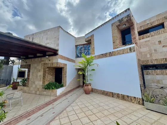 Excelente Casa Bote Ubicado En El Sector C, Doble Parcela Con Amplio Espejo De Agua Y Capacidad Para Un Muelle De Hasta 70 Pie.