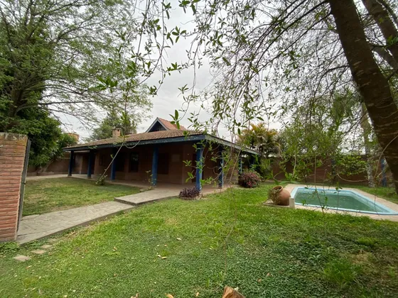 Casa Con Pileta Y Jardín En El Corazón De Yerba Buena  Sarmiento 855