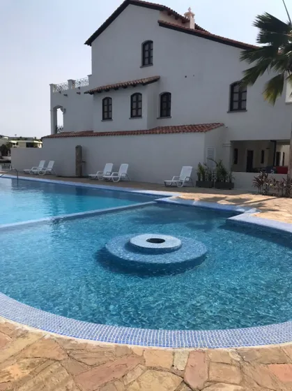 Se Vende Villa En La Zona Mas Exclusiva:  Samotracia, Ubicada Dentro De La Iconica Urb. Pueblo Viejo