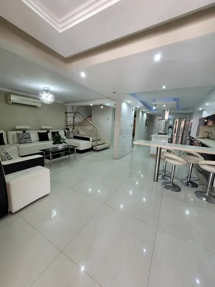 Vendo Hermoso Townhouse Completamente Amoblado Y Equipado De En Los Frailes