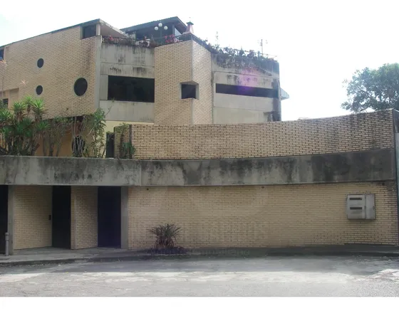 Se Vende A Precio De Promoción Bella Casa Multifamiliar En La Alta Florida 950 M2 Anexos De 260 M2, 155 M2 Y 120 M2 Calle Privada De 12 Casas