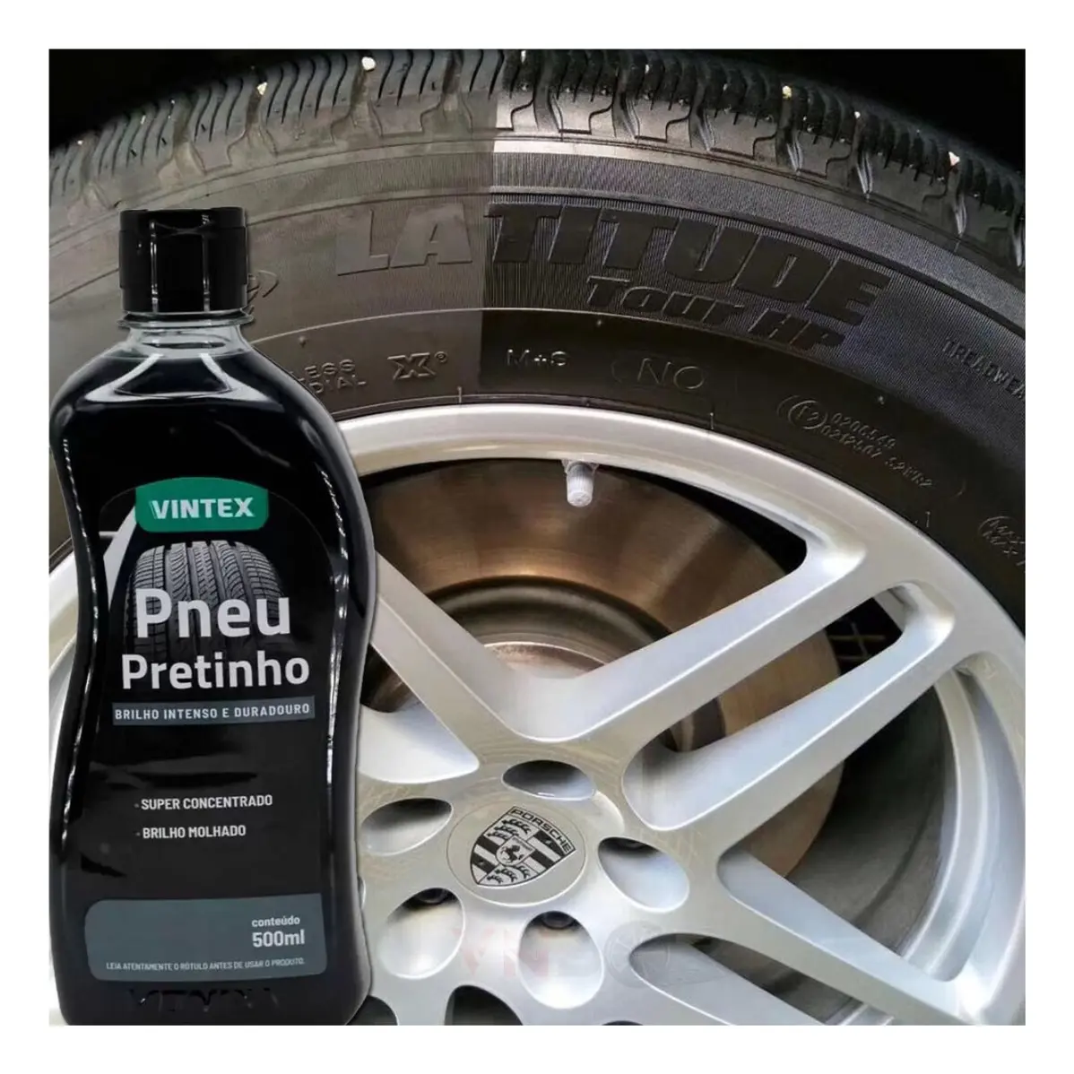 Frasco do produto Pneu Pretinho da Vintex ao lado de um pneu e roda de carro, mostrando o antes e depois do brilho.