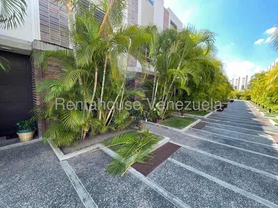 Diana Blanco Vende Hermosa Casa Al Este De Barquisimeto. Amplia Cocina Que Se Integra Al Comedor, Amplio Patio Para El Área Social.