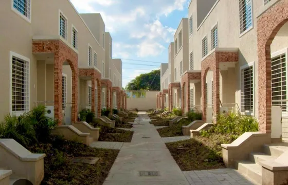 Inmobiliaria Munndo Inn Vende Townhouses En Avenida Riberaña, Urb. Tarabana Plaza