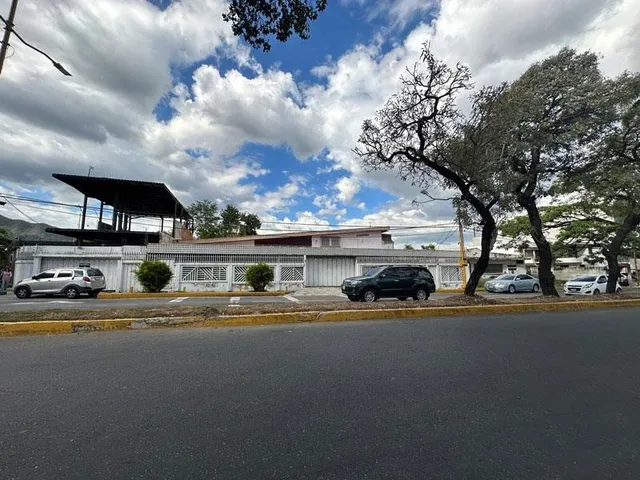 Casa En Venta Con Zonificación Comercial Y Un Local Con Estructura En Dos Niveles Ubicado En Plena Av. Carlos Sanda Urb. El Viñedo, Valencia.