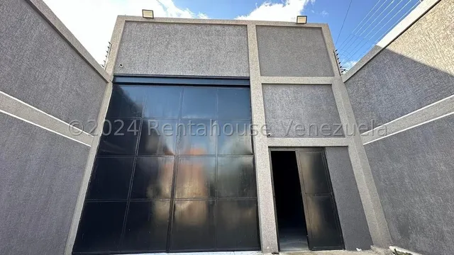 Carlos Colmenarez Vende Galpon En Pleno Centro De Barquisimeto Ideal Para Almacen, Fabricacion O Cualquier Actividad Industrial Consta De Area De Oficinas Baño Almacen Estructura Totalmente Nueva Cons