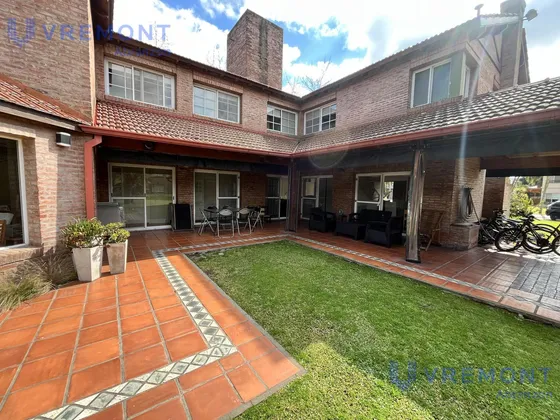 Casa En  Club Nautico Escobar De 7 Ambientes Con 300 M2 Totales