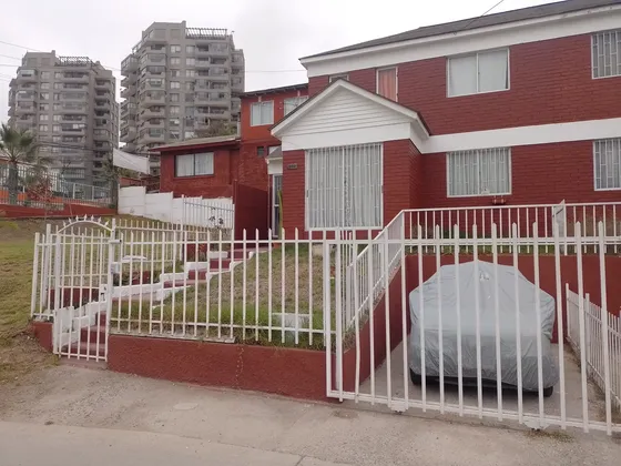 Casa En Venta En Los Clarines Con Jardín Y Estacionamiento