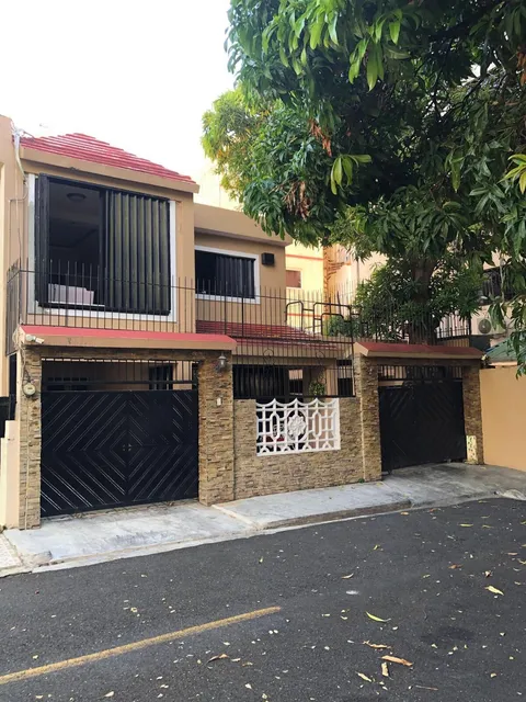 Casa De Dos Niveles En Venta, Urbanización Tropical, Proximo Av. Indep. - Cs