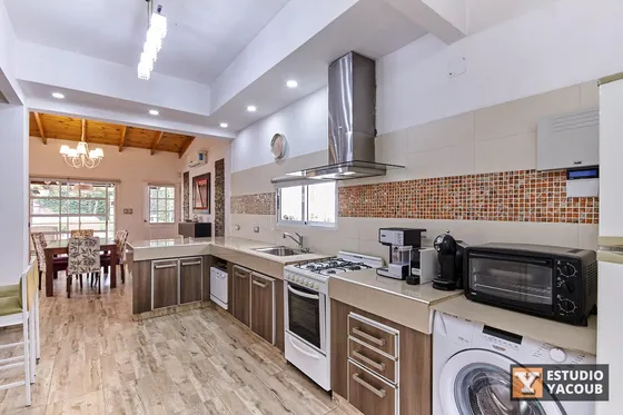 Casa En Venta - 4 Dormitorios 3 Baños - Cochera - 450mts2 - Avellaneda