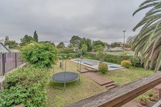 Casa A La Venta De 4 Dormitorios En Ballerster - Imponente Parque Con Piscina