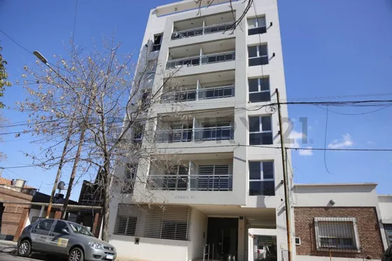 Venta De Departamento Con Cochera En La Plata.