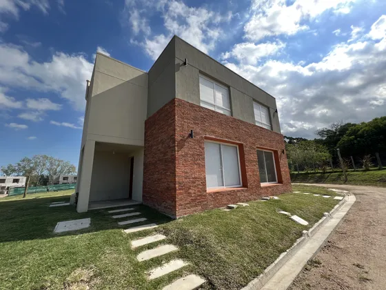 Casa En Alquiler De 3 Dormitorios Y Cochera En Verdes Del Este