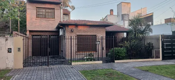 Venta Casa 5 Ambientes Con Jardin Y Cochera Cubierta