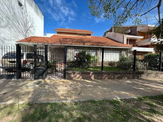Casa En Venta Banfield. Bajo El Valor!!!