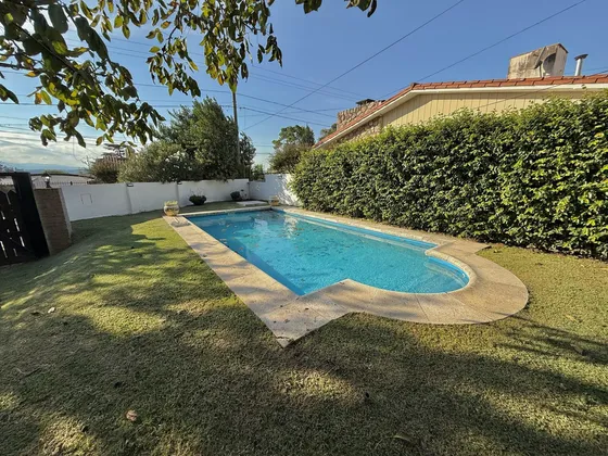 Ph En Venta Con 3 Dormitorios - 2 Baños - 654m2 Terreno Independiente