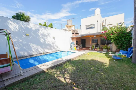 Venta - Casa - 4 Ambientes - Ramos Mejia - Pileta - Cochera