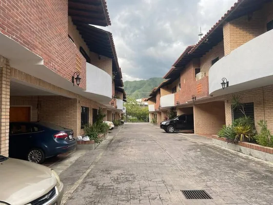 En Venta Townhouse Res. Alto Samán, Callejón Mañongo
