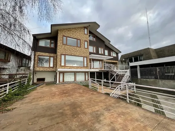 Casa En Venta De 7 Dorm. En Valdivia