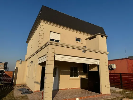 Venta De Casa En Barrio Laguna Azul Ezeiza