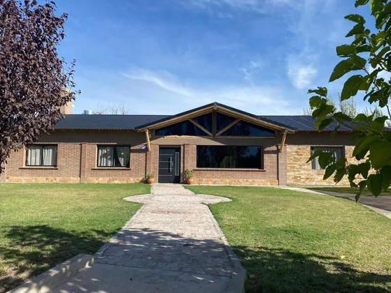 Casa En Venta - 4 Dormitorios 4 Baños - Mendoza