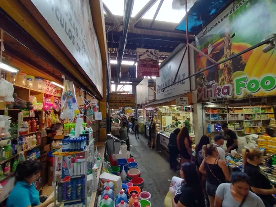 Local Comercial De Dos Pisos Y Bodega En La Vega Central.