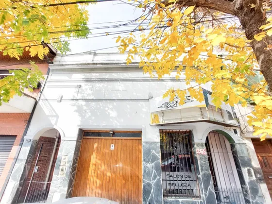 Ph En Venta - 4 Dormitorios 2 Baños - Cochera - Local -180mts2 - Avellaneda