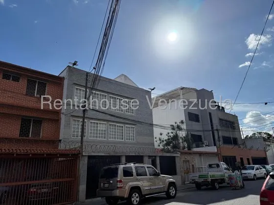Espectacular Casa De Uso Comercial De 290m, En Alquiler En Los Chorros.  25-15458