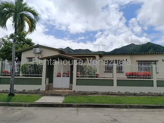Ab Vende Casa De Un Nivel. ¡gran Potencial En Ubicación Privilegiada! Descubre Esta Casa De Esquina En Una Sola Planta, Impecablemente Mantenida Y Lista Para Que La Hagas Tuya.