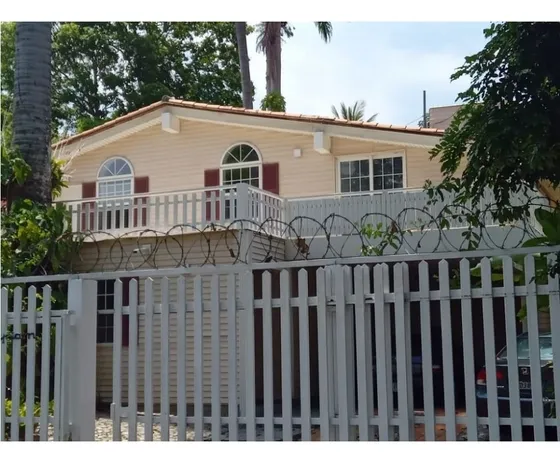 Solo Para Cliente Directo. Alquilo Comodo Y Amplio Anexo En Prados Del Este, Al Sureste De Caracas. Amoblado Y Equipado.