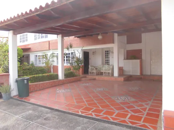 Vendo Bonito Y Amplio Townhouse, 5 Hab Y 5 Baños, Conjunto Res. La Alabarda, Castillejo, Guatire.