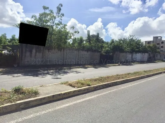 % Raiza Suarez Vende Amplio Terreno En Cabudare, 2 3 2 6 6 7 5, Totalmente Cercado De 5.000m2 Con Todos Los Servicios Básicos Operativos                                                                