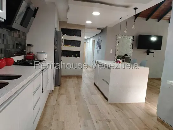 Si Buscas Seguridad, Estatus Y Un Clima Privilegiado Para Tu Familia, Esta Opción Es Para Ti. Una Casa Con Arquitectura Contemporánea Lista Para Mudarse.