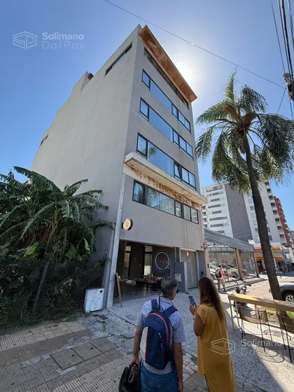 Oficina En La Lucila - Luminosa Con Local Gastronomico Abajo
