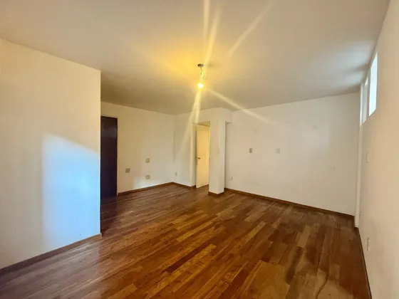 Excelente Departamento De 3 Ambientes  Segundo Piso Por Escalera
