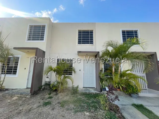Gisselle Lobo Tiene En Venta Hermosa Casa Tipo Townhouse En Yaritagua Ideal Para Remodelar Al Gusto Compuesta Por 2 Habitaciones 1 Baño Vigilancia 24/7 Visitala! 2 5 1 8 8 6 9                         